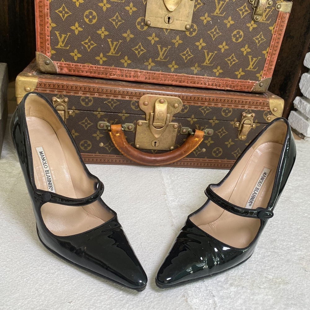 Manolo Blahnik Patent Leather Pumps - Black